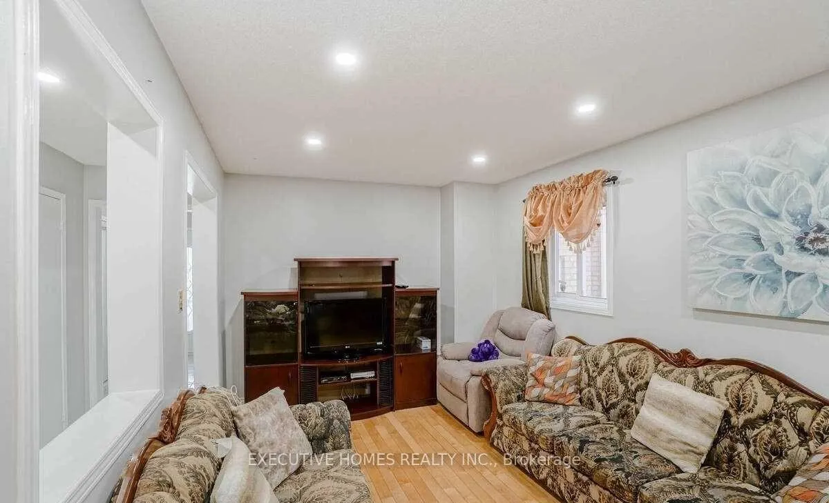 Photo 7 of 114 Toba Crescent, Brampton, Heart Lake — HOMEH