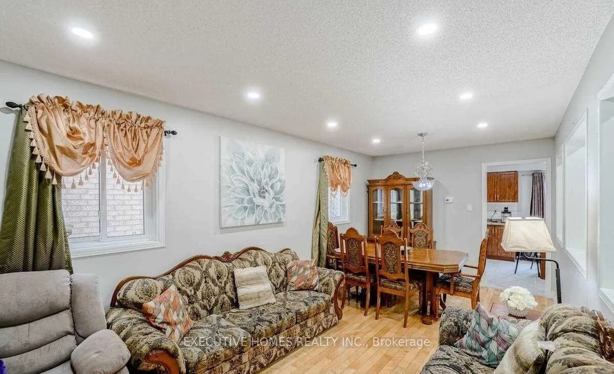 Photo 8 of 114 Toba Crescent, Brampton, Heart Lake — HOMEH