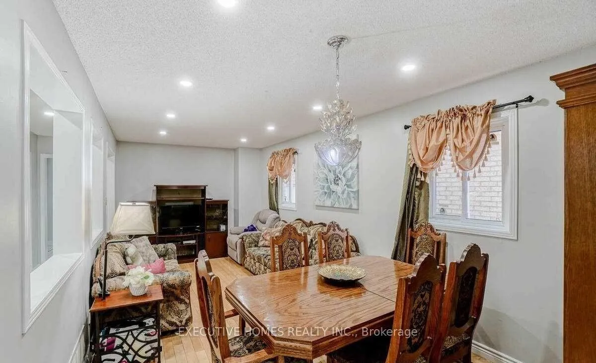 Photo 9 of 114 Toba Crescent, Brampton, Heart Lake — HOMEH