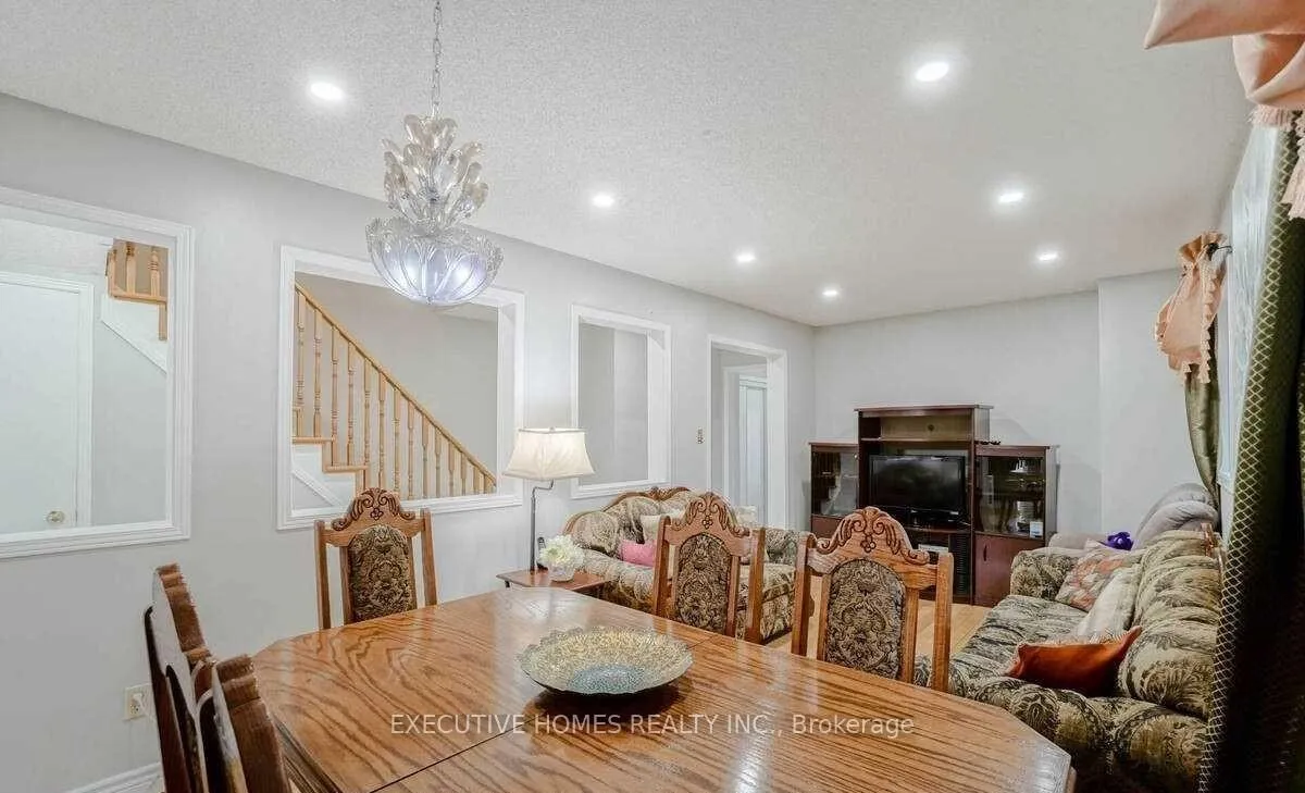 Photo 10 of 114 Toba Crescent, Brampton, Heart Lake — HOMEH