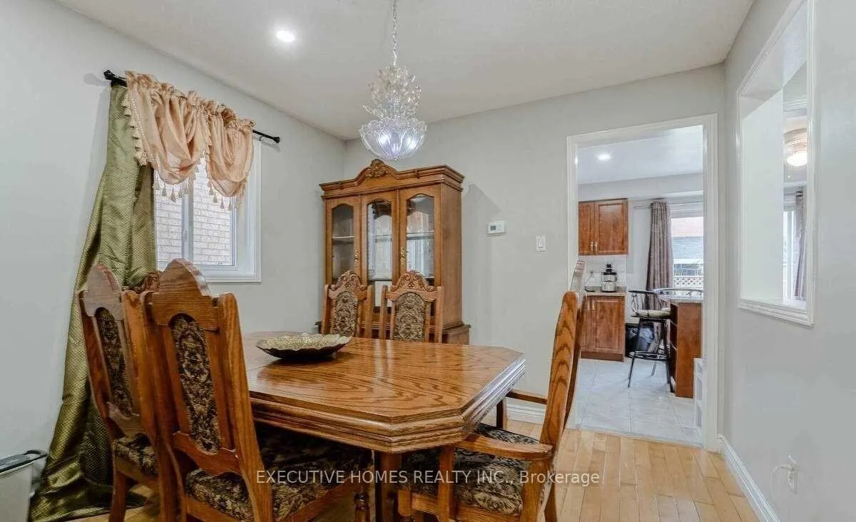 Photo 11 of 114 Toba Crescent, Brampton, Heart Lake — HOMEH