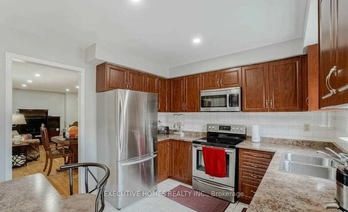 Photo 12 of 114 Toba Crescent, Brampton, Heart Lake — HOMEH