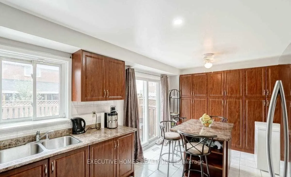 Photo 14 of 114 Toba Crescent, Brampton, Heart Lake — HOMEH