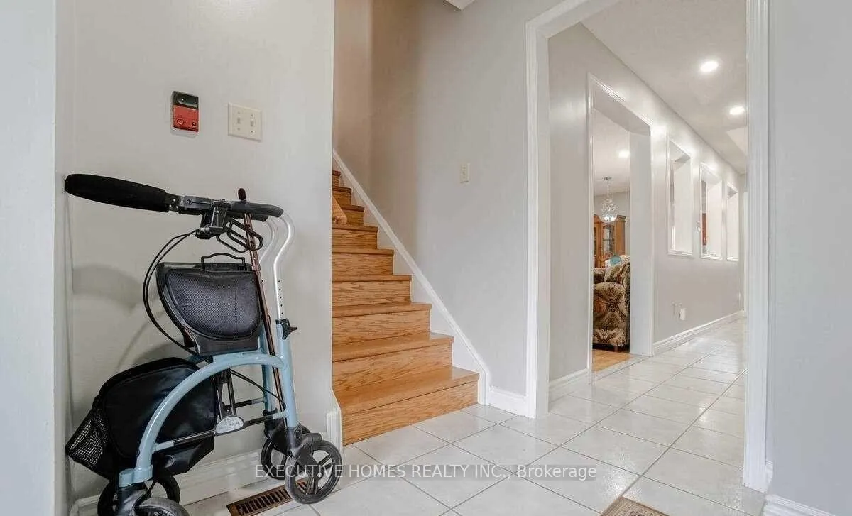 Photo 18 of 114 Toba Crescent, Brampton, Heart Lake — HOMEH