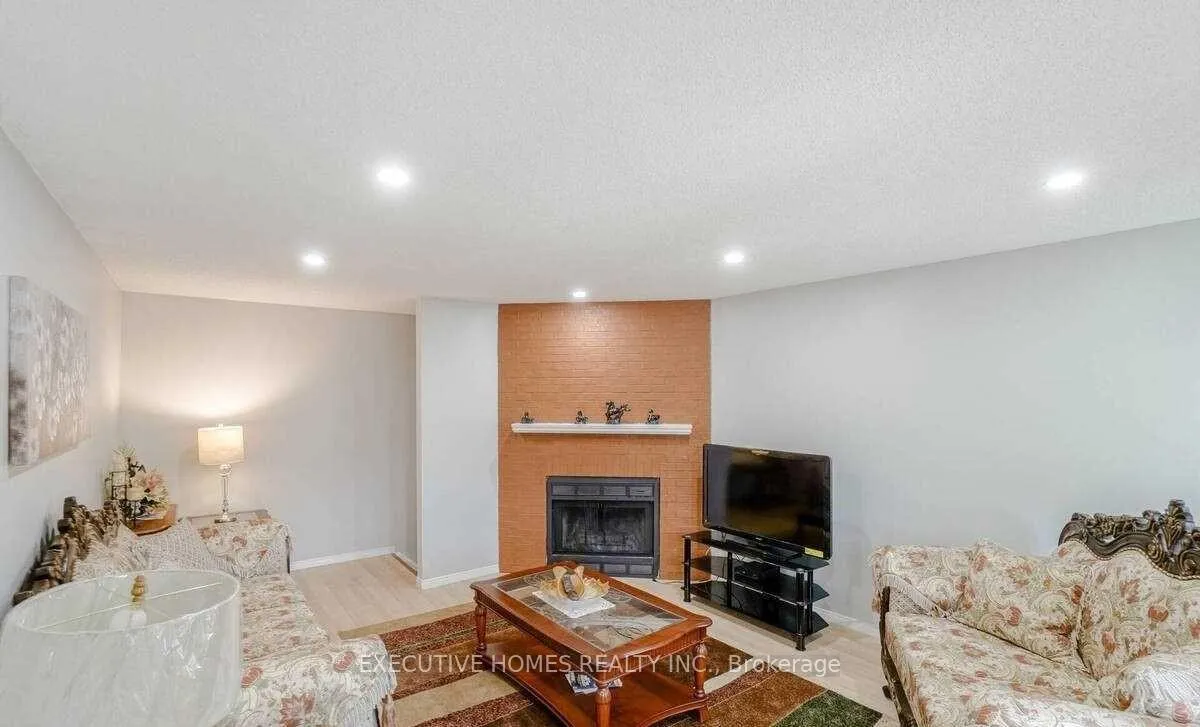 Photo 20 of 114 Toba Crescent, Brampton, Heart Lake — HOMEH