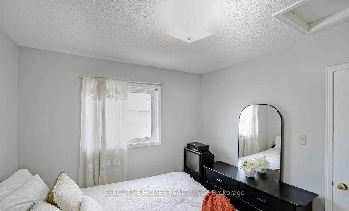 Photo 33 of 114 Toba Crescent, Brampton, Heart Lake — HOMEH