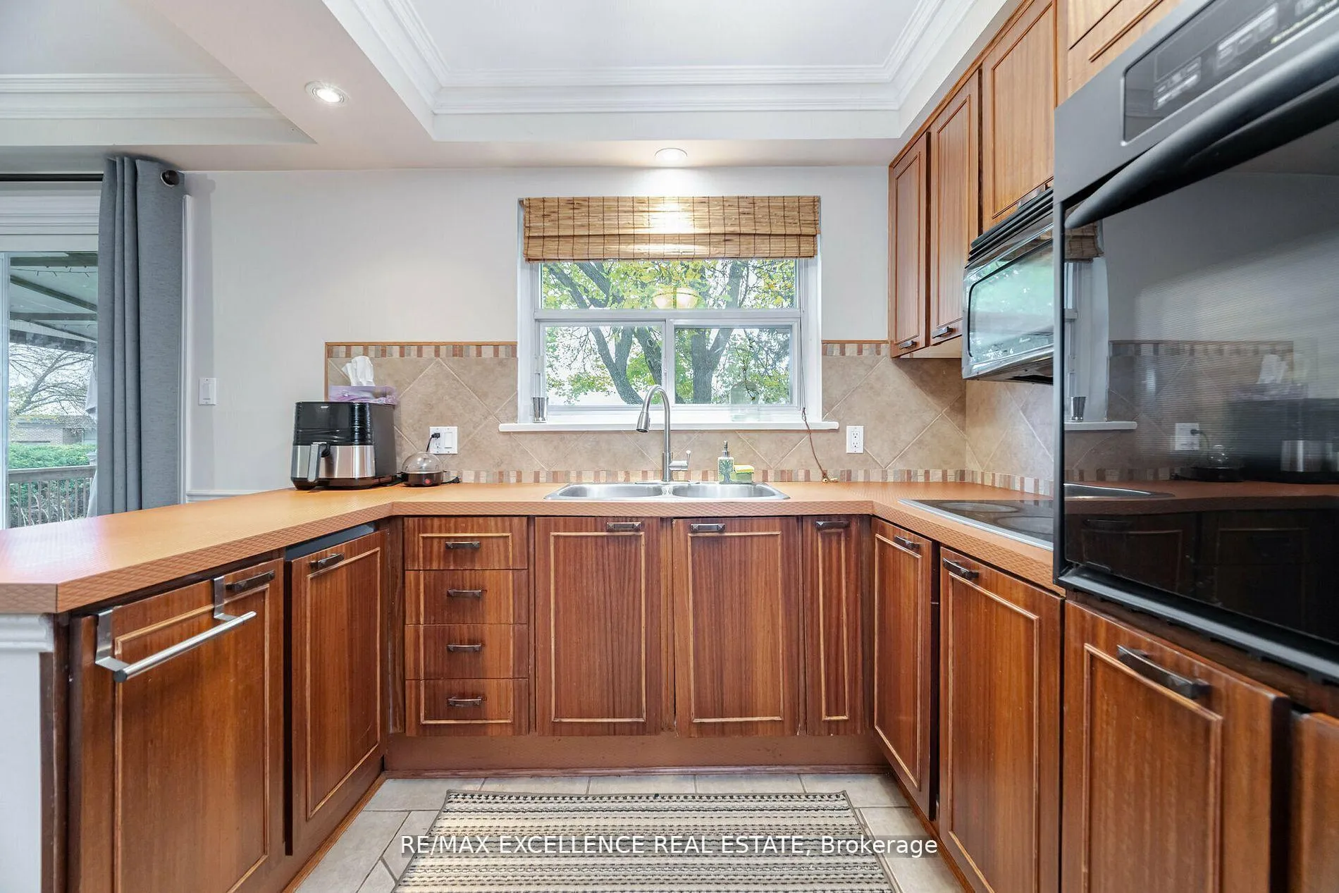 Photo 12 of 11 Crawley Drive, Brampton, Avondale — HOMEH