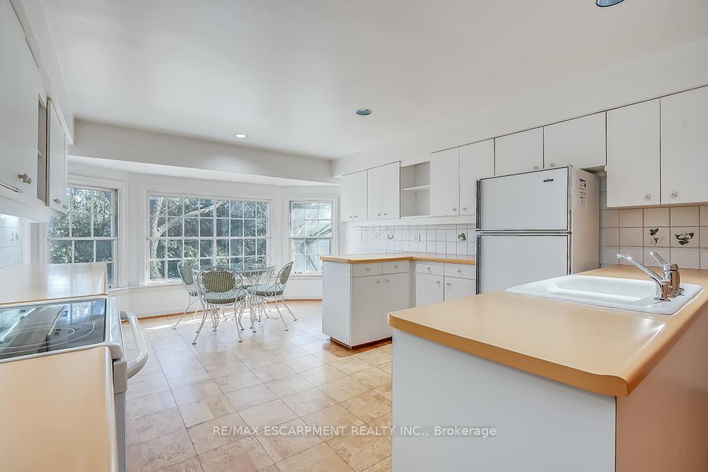 Photo 19 of 359 Rosslyn Drive, Burlington, Roseland — HOMEH