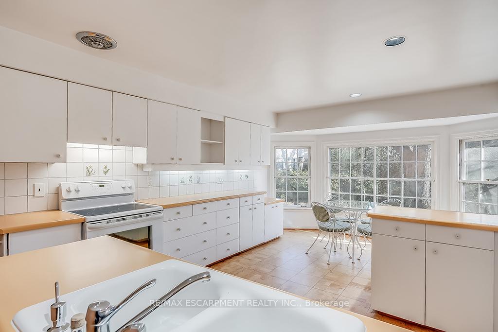Photo 21 of 359 Rosslyn Drive, Burlington, Roseland — HOMEH