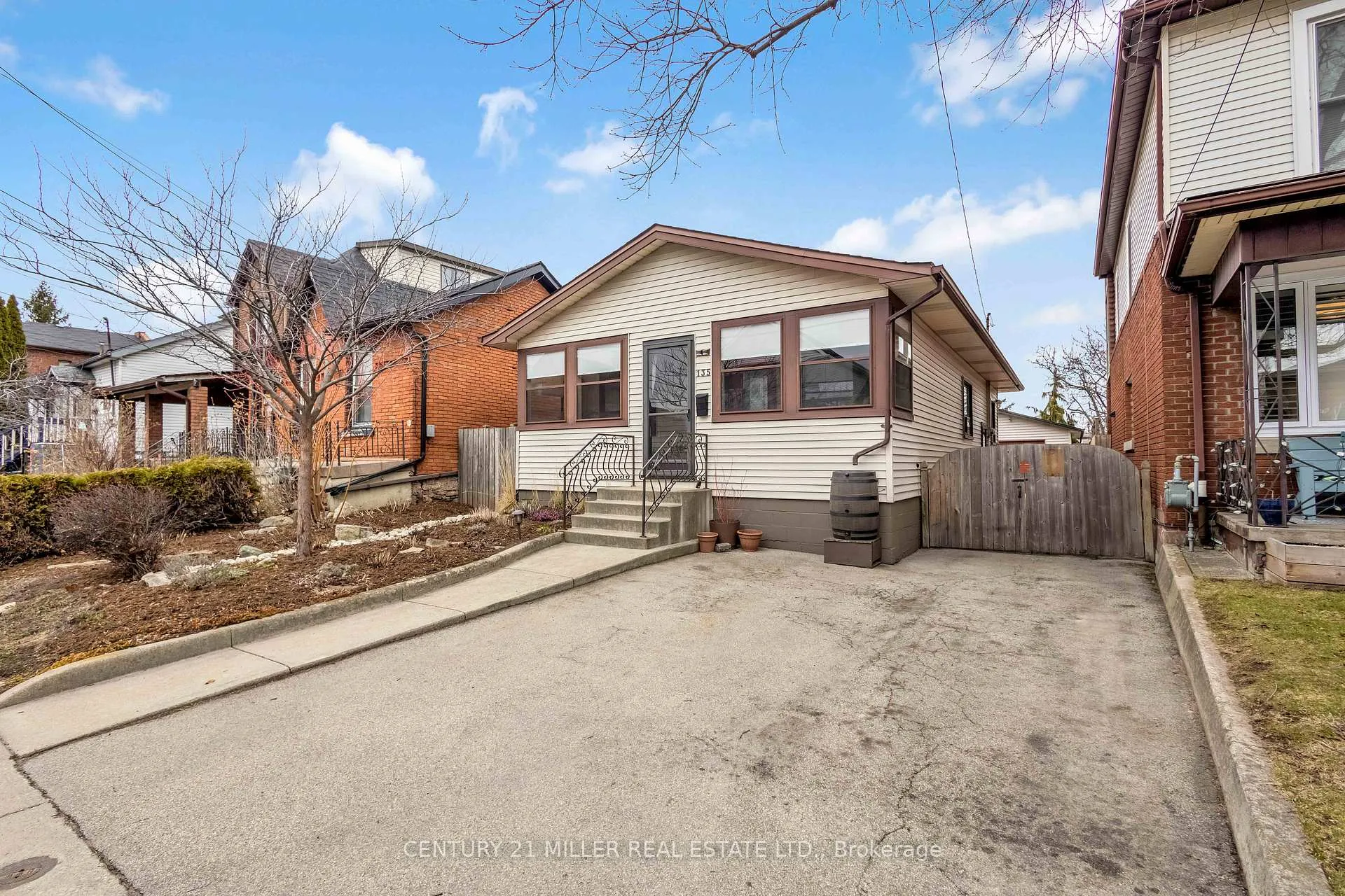 Photo 2 of 135 Macaulay Street E, Hamilton, North End — HOMEH