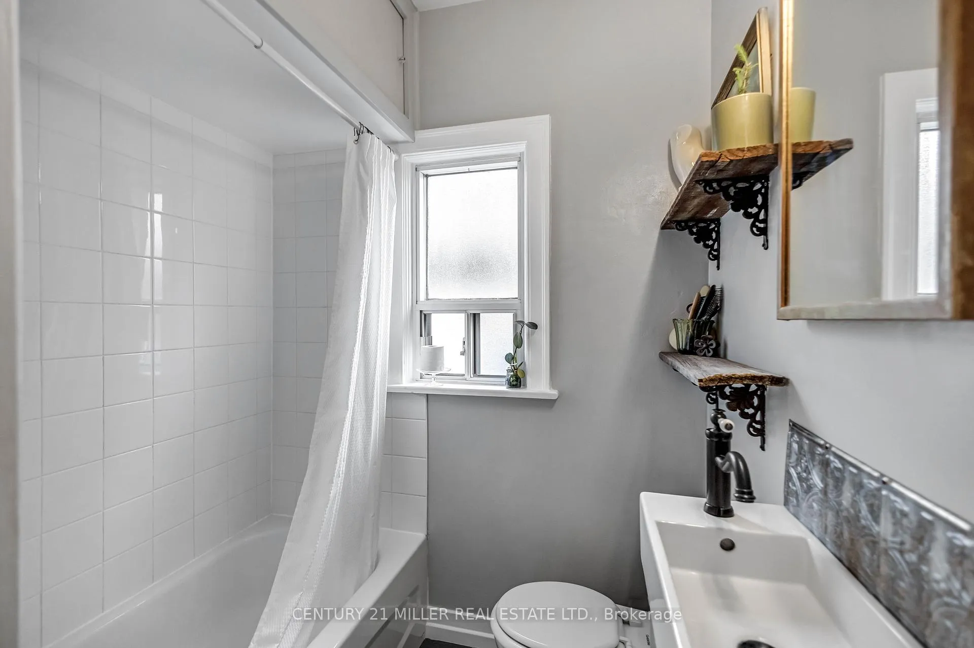 Photo 17 of 135 Macaulay Street E, Hamilton, North End — HOMEH