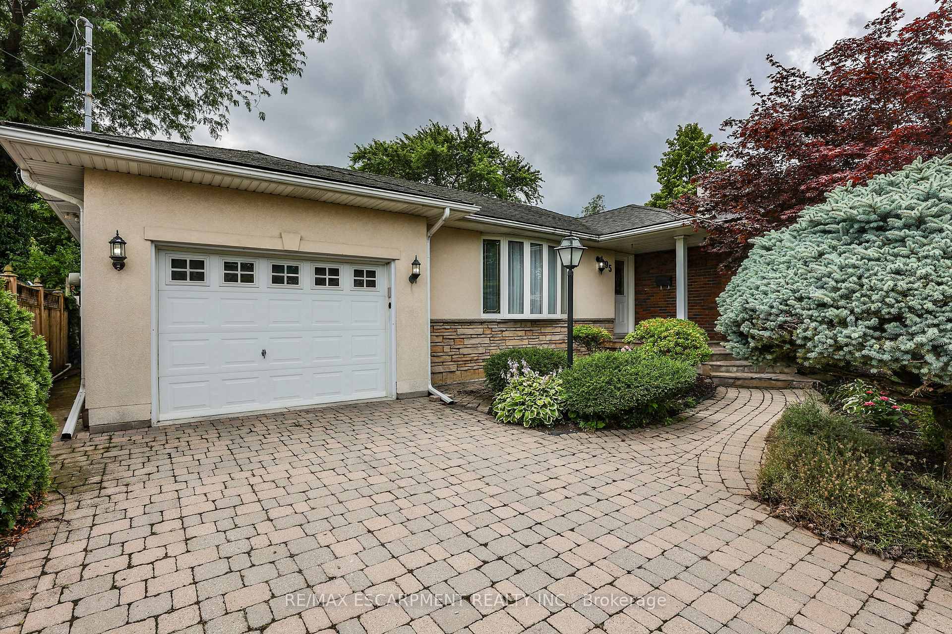 Photo 2 of 95 Mountain Avenue N, Hamilton, Stoney Creek — HOMEH