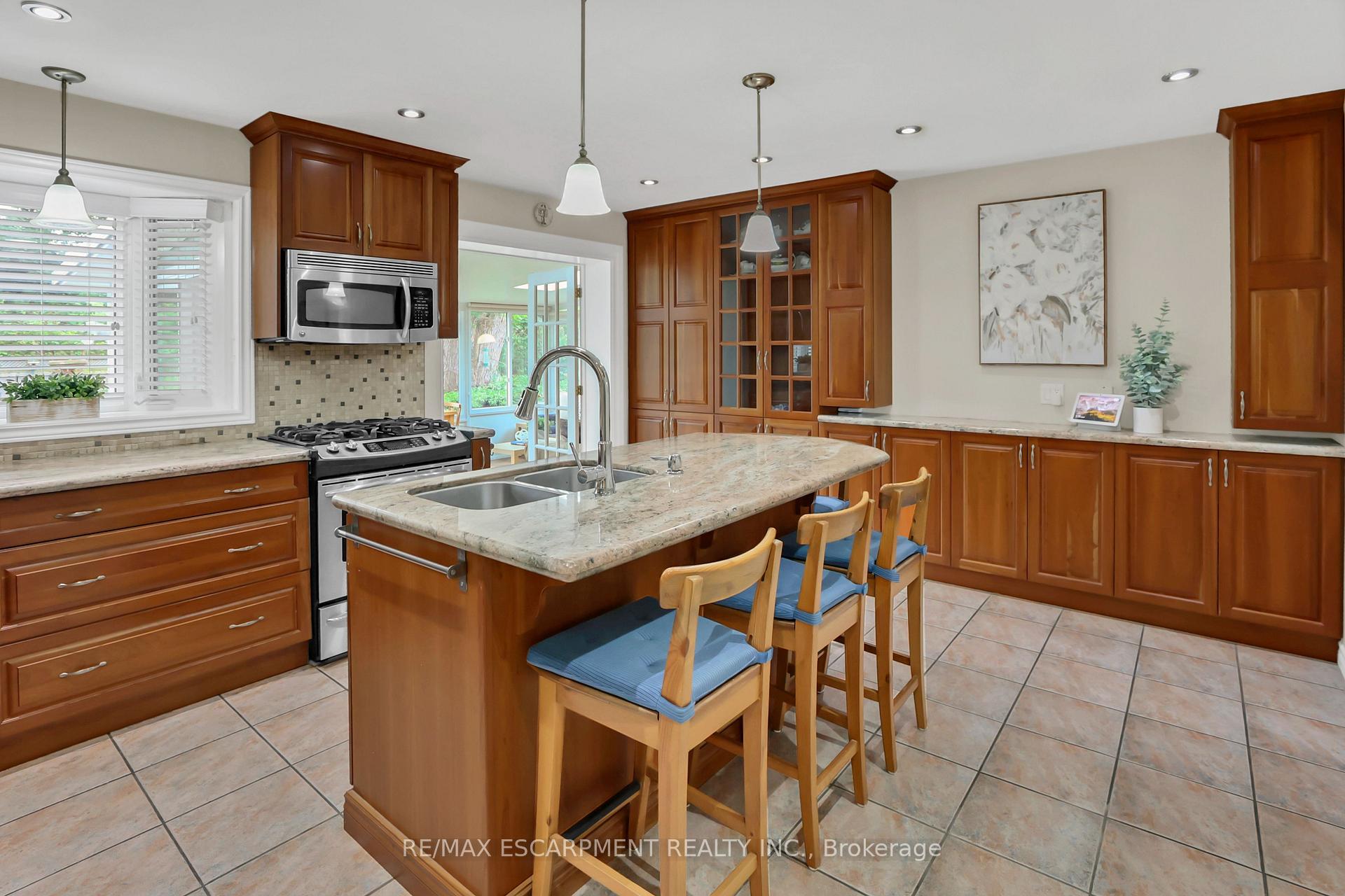 Photo 5 of 95 Mountain Avenue N, Hamilton, Stoney Creek — HOMEH