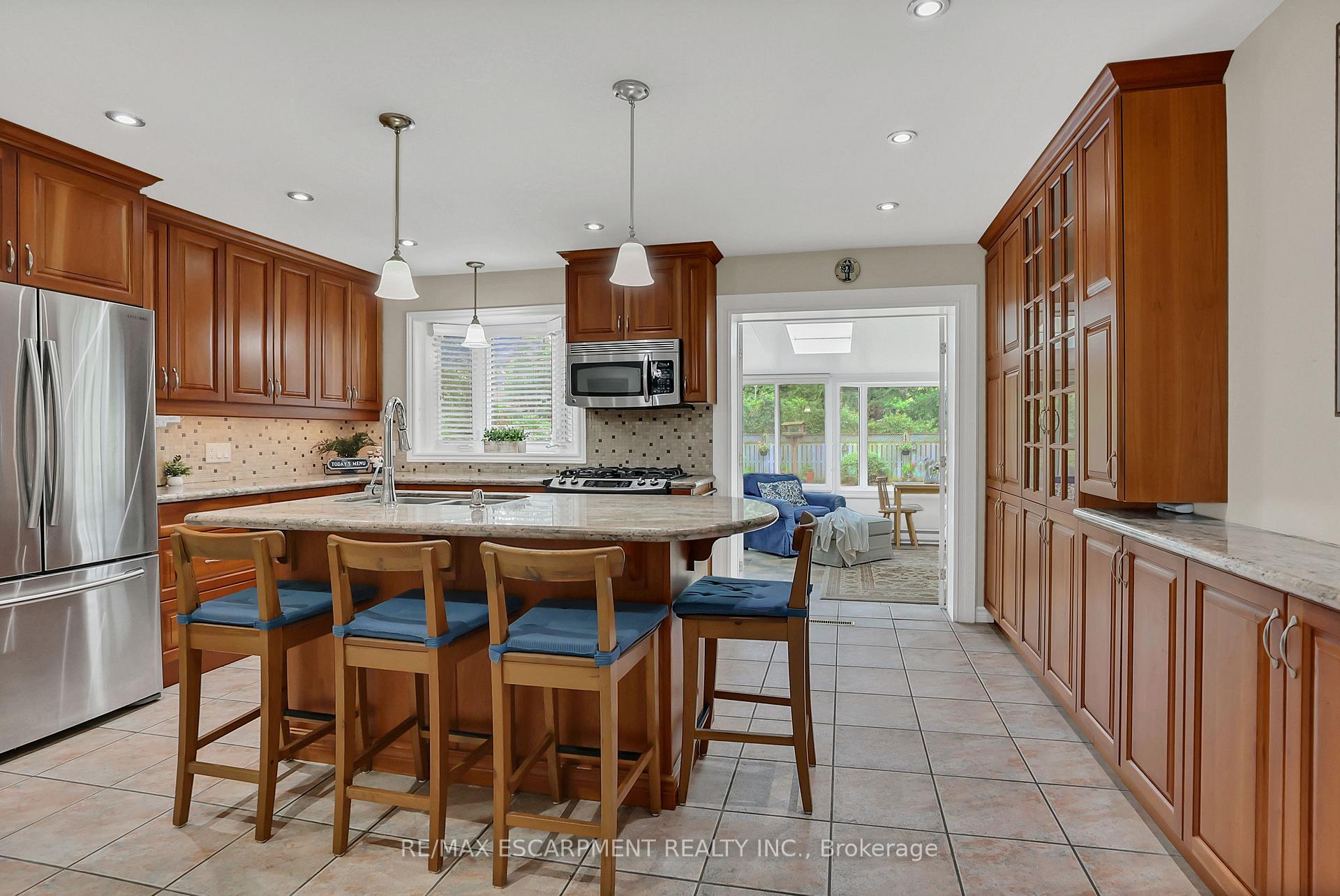 Photo 6 of 95 Mountain Avenue N, Hamilton, Stoney Creek — HOMEH