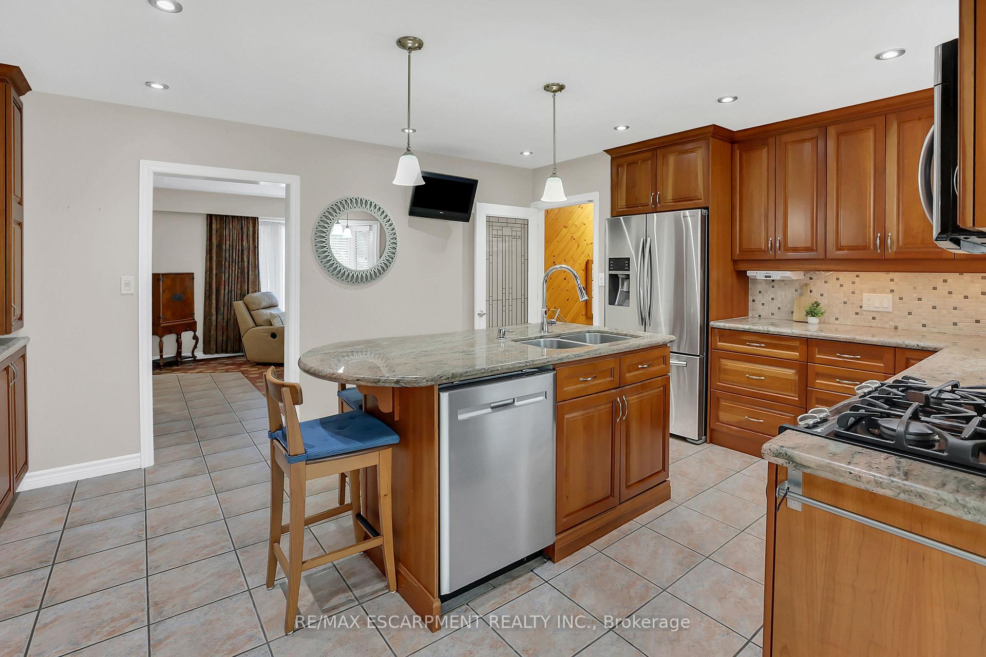 Photo 7 of 95 Mountain Avenue N, Hamilton, Stoney Creek — HOMEH