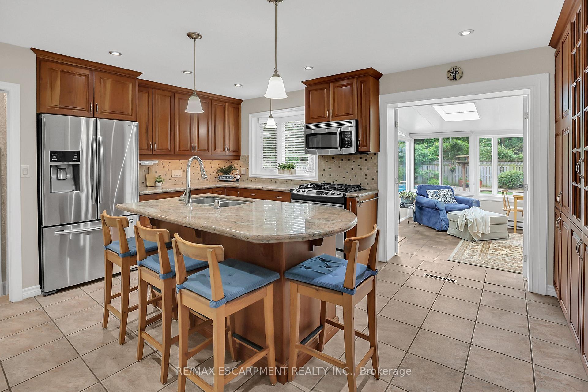 Photo 8 of 95 Mountain Avenue N, Hamilton, Stoney Creek — HOMEH