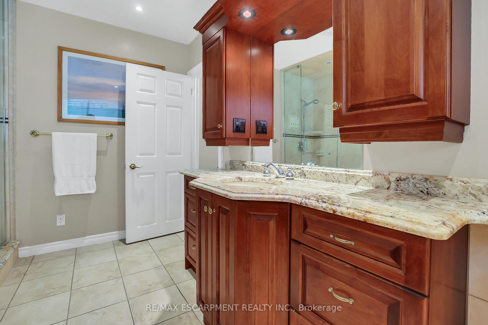 Photo 16 of 95 Mountain Avenue N, Hamilton, Stoney Creek — HOMEH
