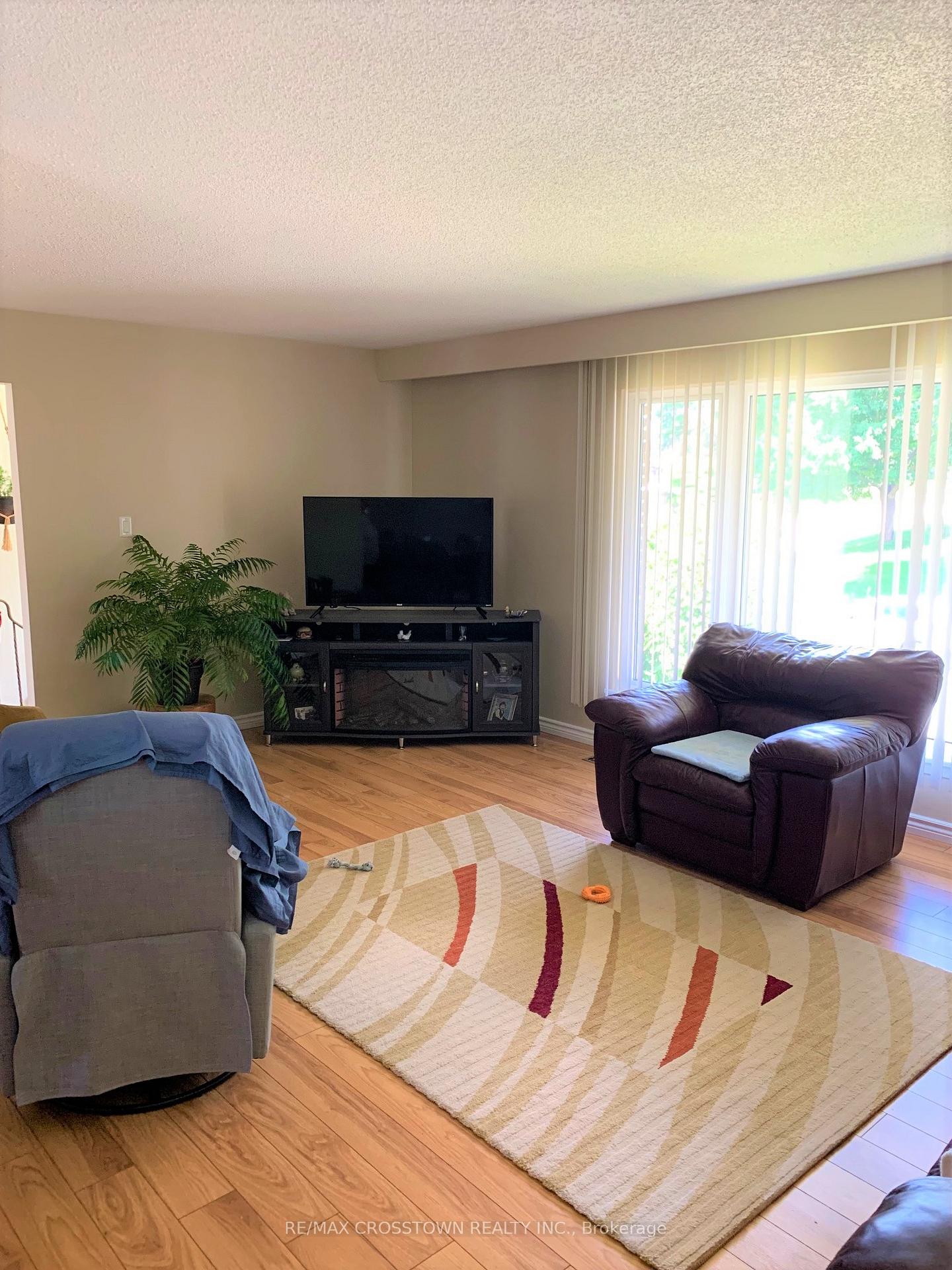 Photo 2 of 22 Jane Crescent, Barrie, Allandale Heights — HOMEH