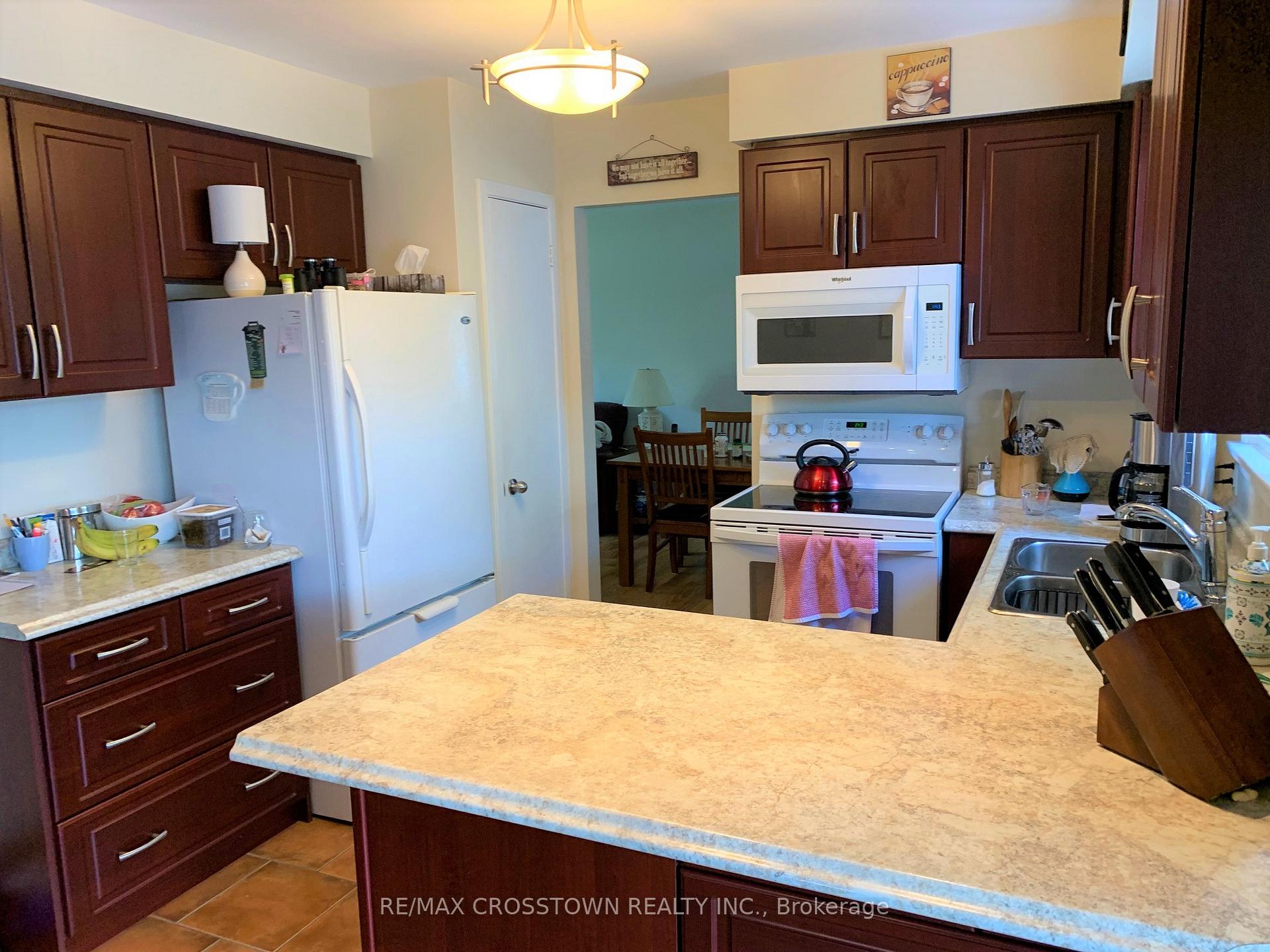 Photo 7 of 22 Jane Crescent, Barrie, Allandale Heights — HOMEH