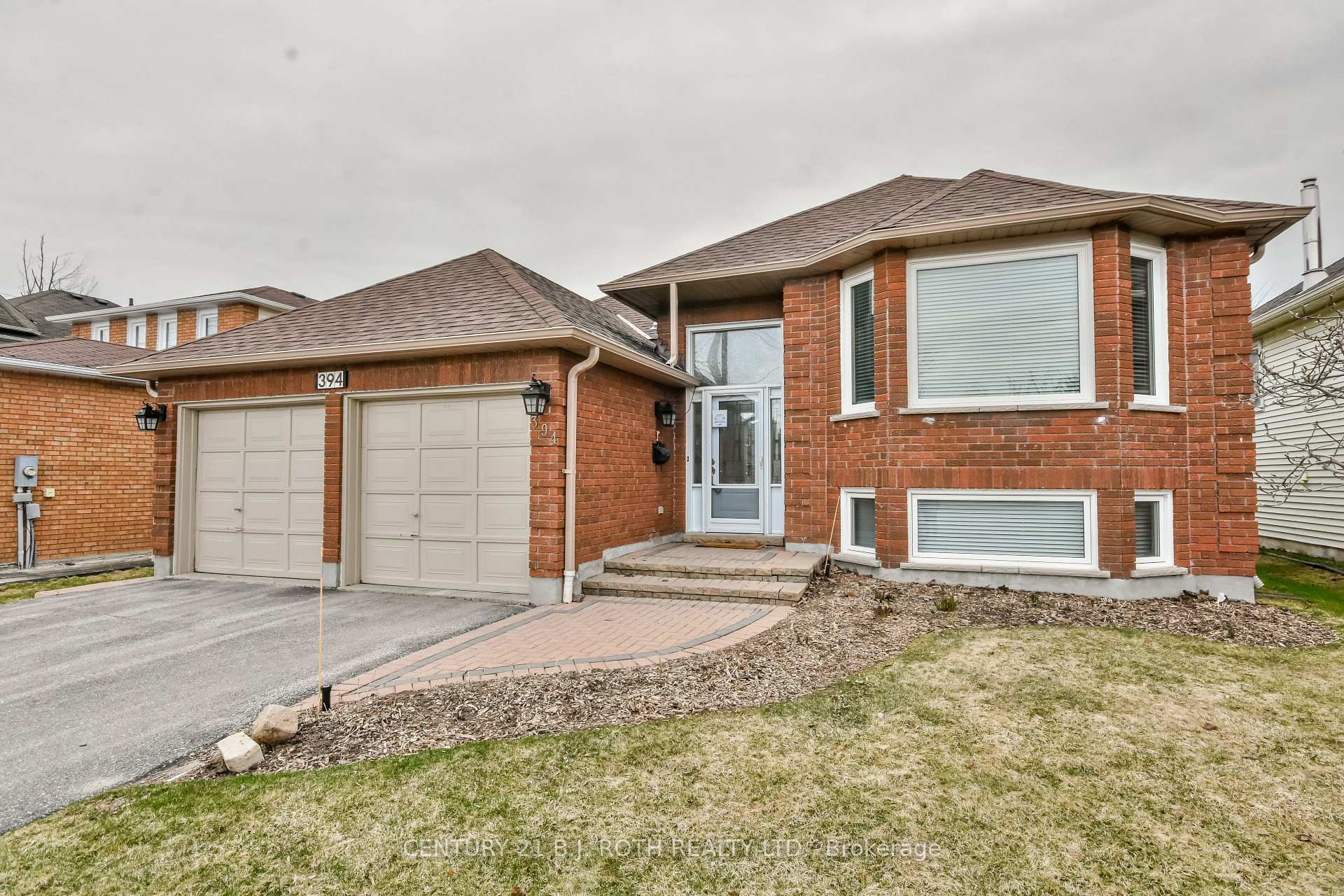 Photo 2 of 394 Anne Street N, Barrie, West Bayfield — HOMEH
