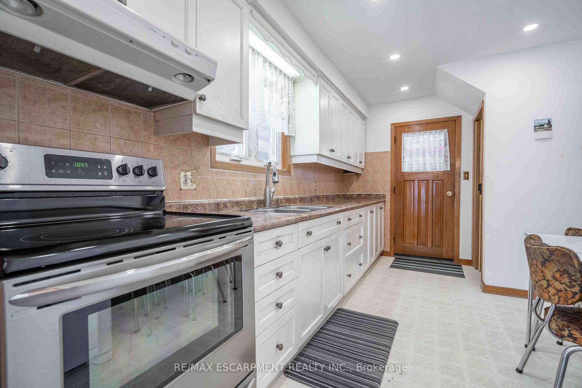 Photo 10 of 1391 Augustine Drive, Burlington, Mountainside — HOMEH