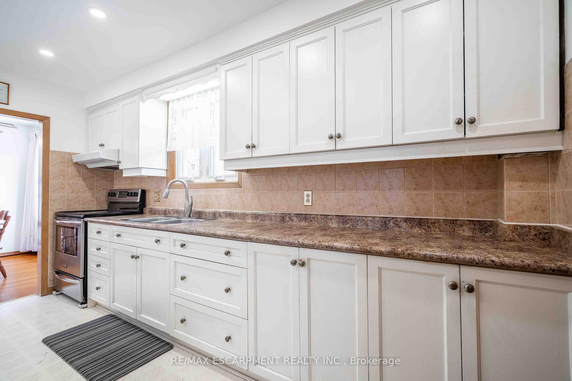 Photo 12 of 1391 Augustine Drive, Burlington, Mountainside — HOMEH