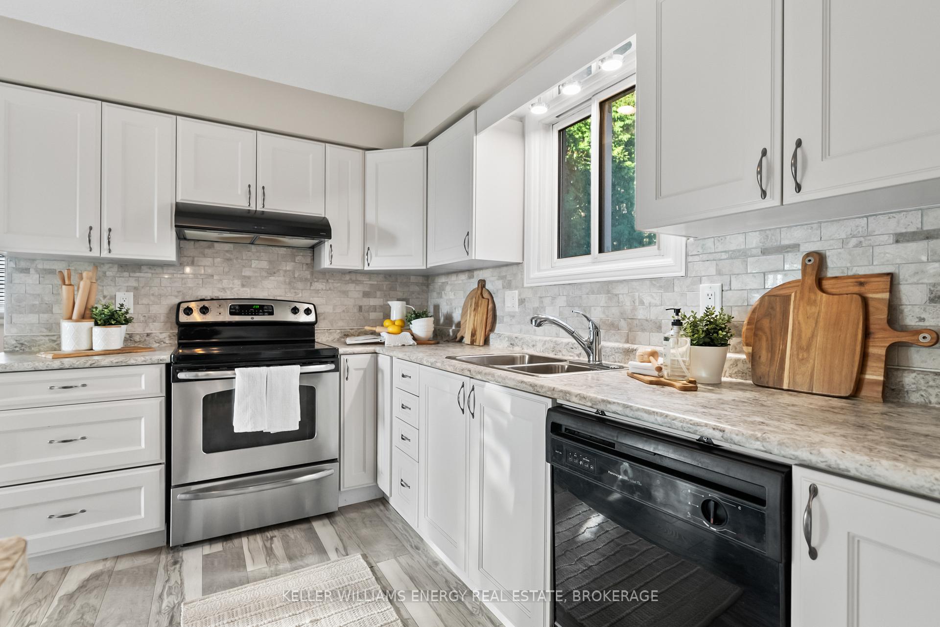 Photo 12 of 625 Grandview Street S, Oshawa, Donevan — HOMEH