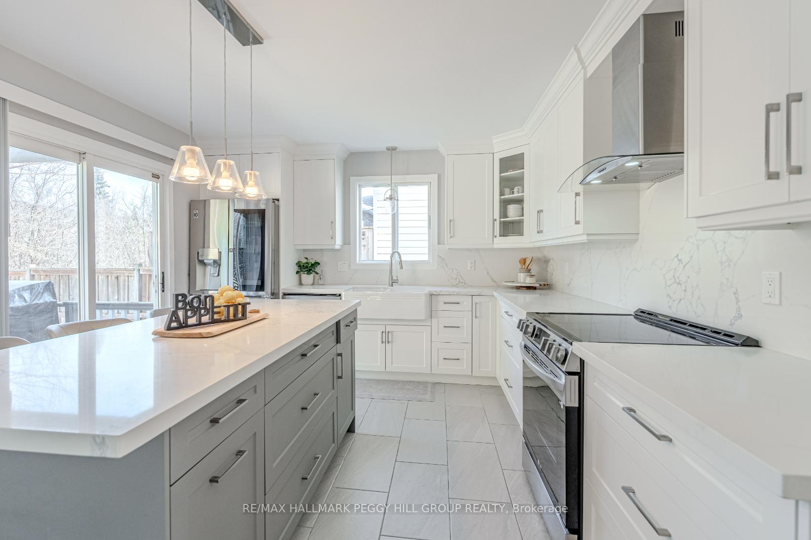 Photo 3 of 10 Rosenfeld Drive, Barrie, Grove East — HOMEH
