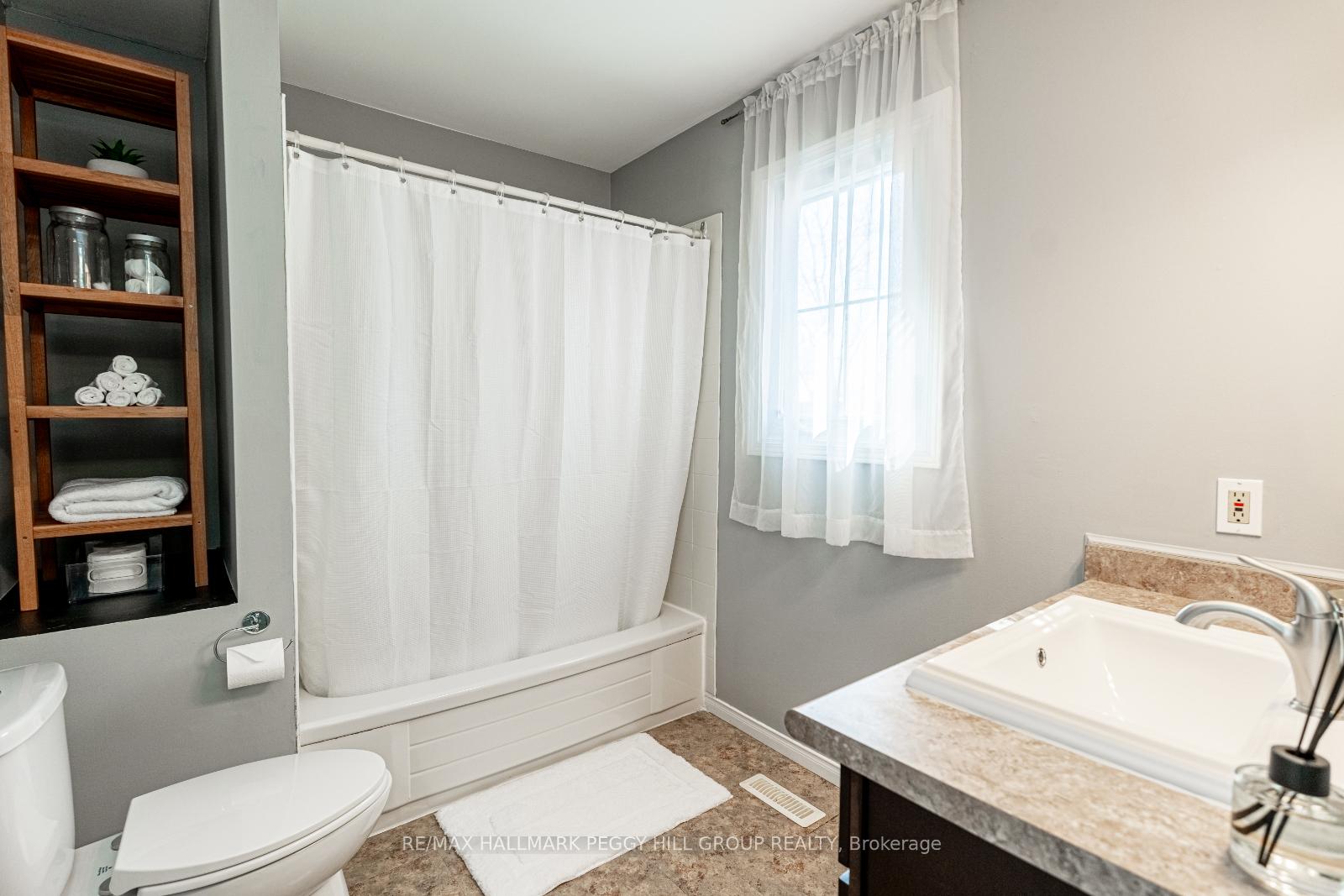 Photo 11 of 10 Rosenfeld Drive, Barrie, Grove East — HOMEH