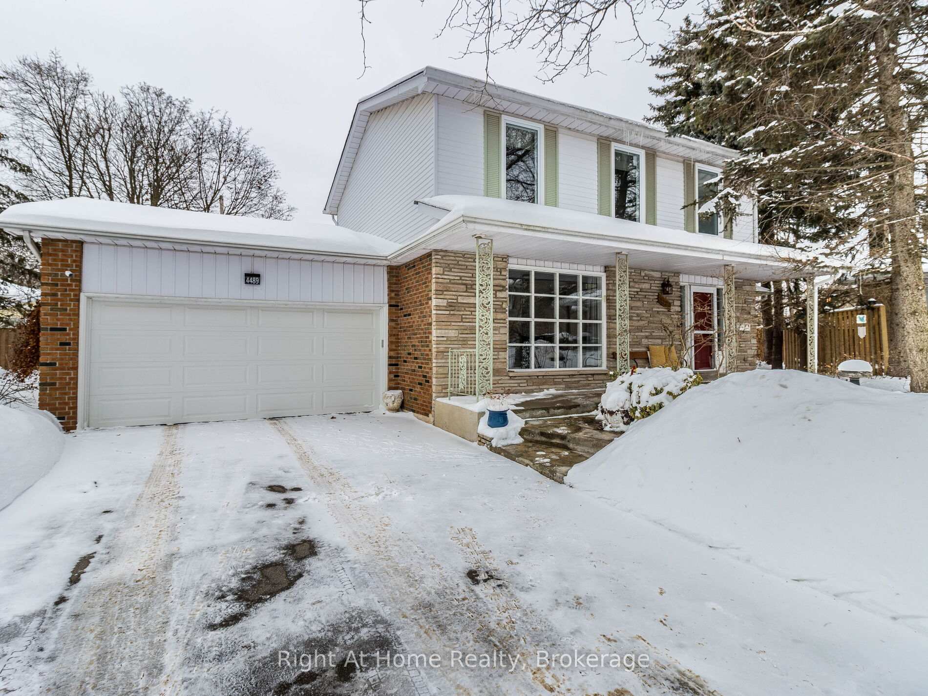 Photo 3 of 4489 Shane Court, Burlington, Shoreacres — HOMEH