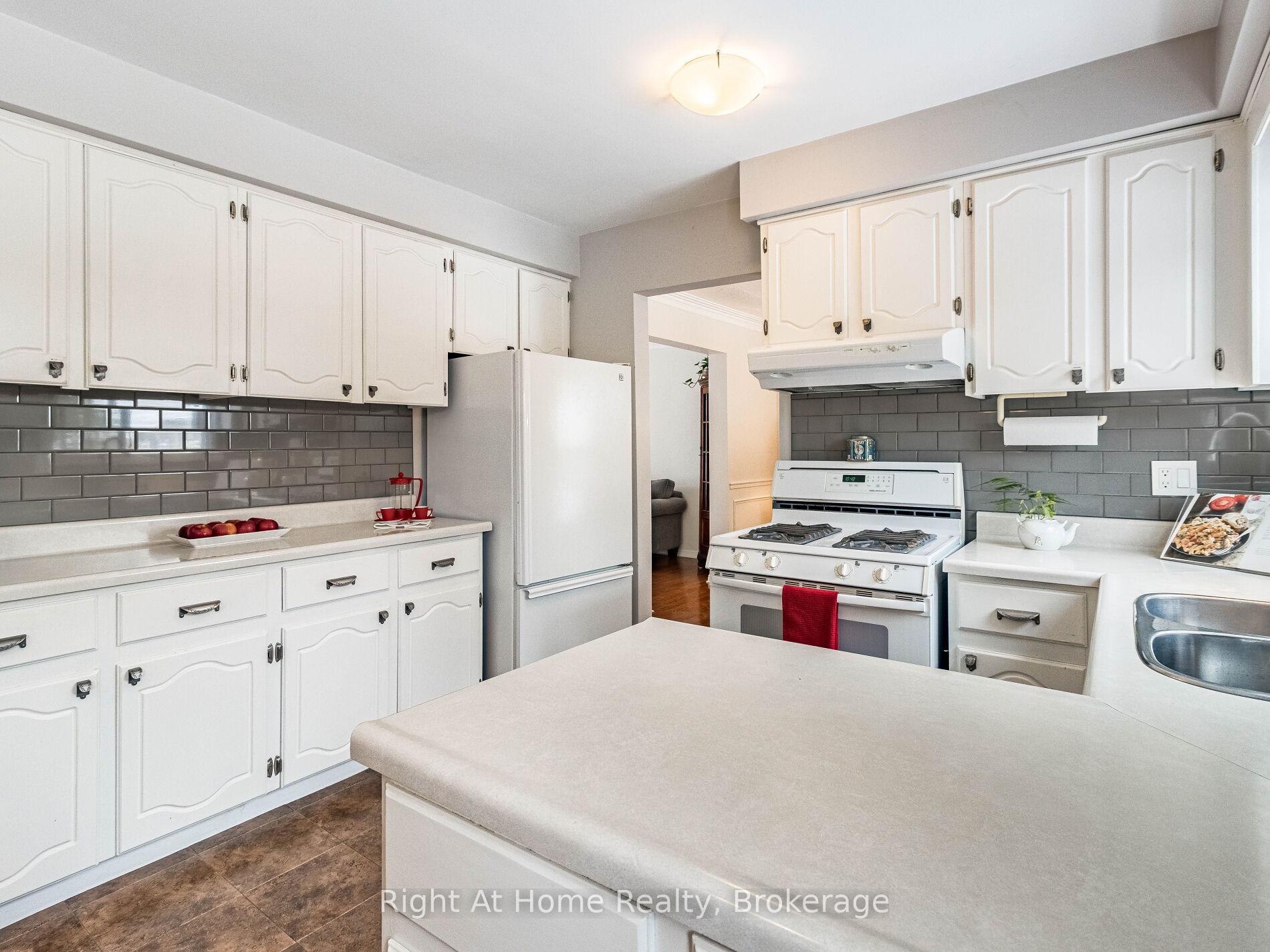 Photo 16 of 4489 Shane Court, Burlington, Shoreacres — HOMEH