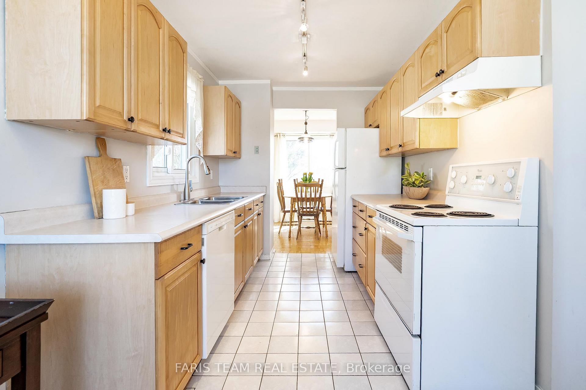 Photo 3 of 19 Knicely Road, Barrie, Painswick North — HOMEH