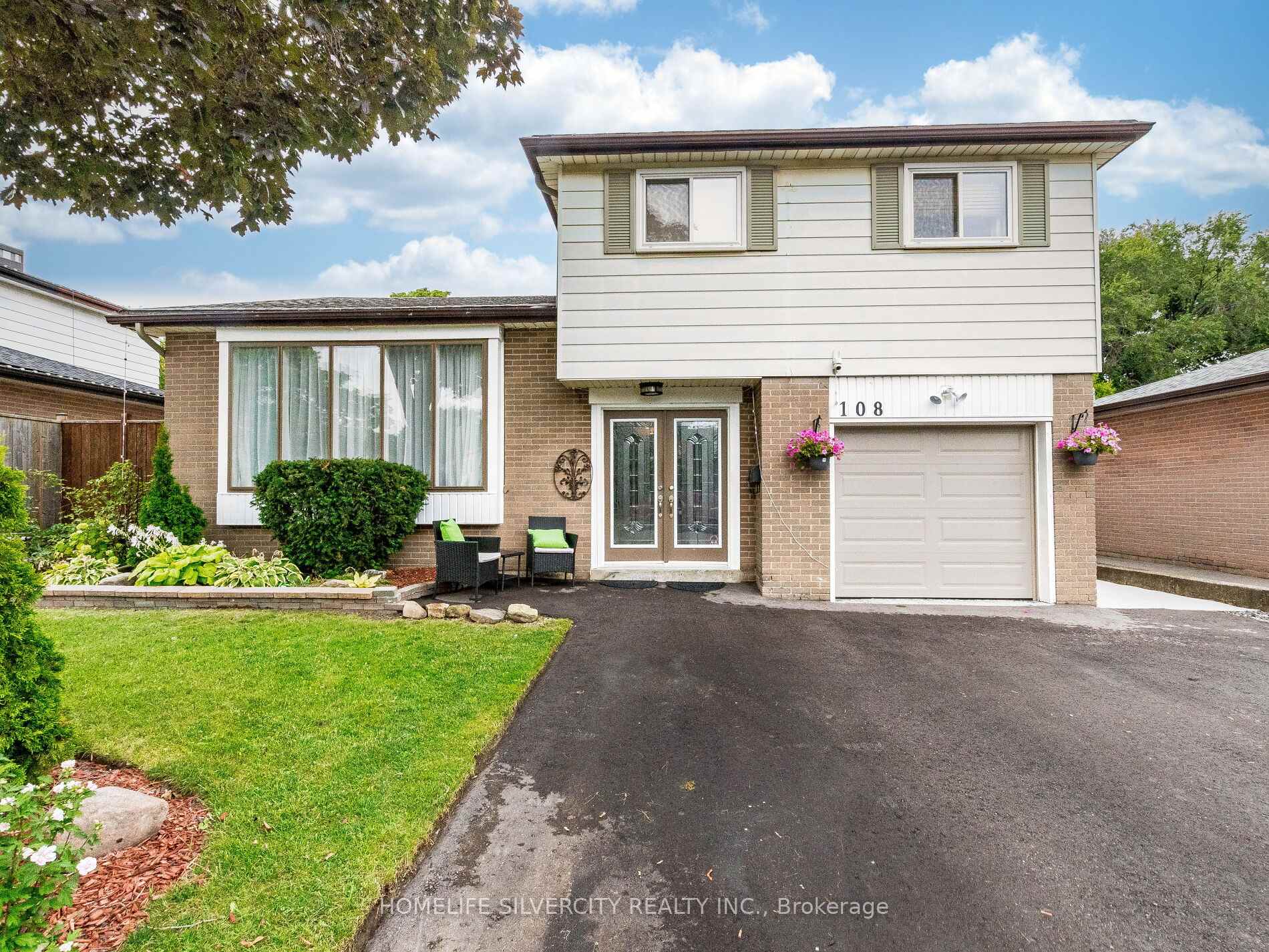 Photo 2 of 108 Brookland Drive, Brampton, Avondale — HOMEH