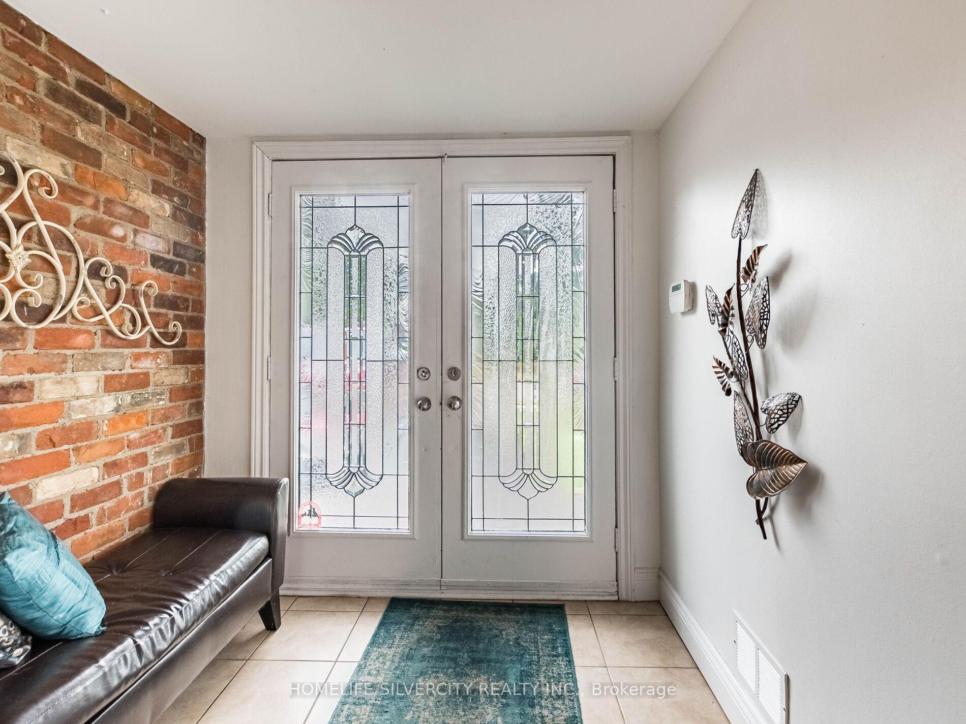 Photo 6 of 108 Brookland Drive, Brampton, Avondale — HOMEH