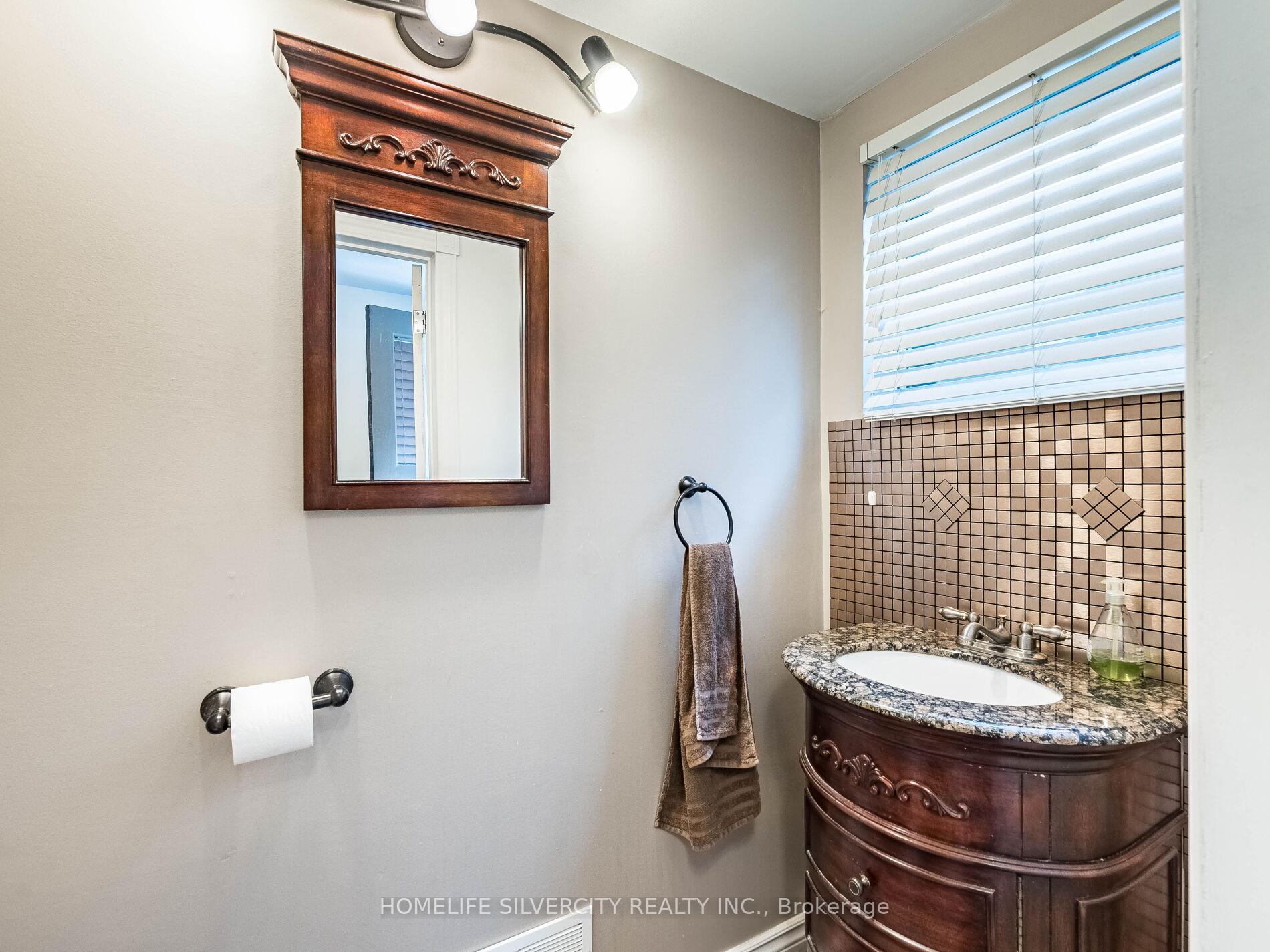 Photo 4 of 108 Brookland Drive, Brampton, Avondale — HOMEH