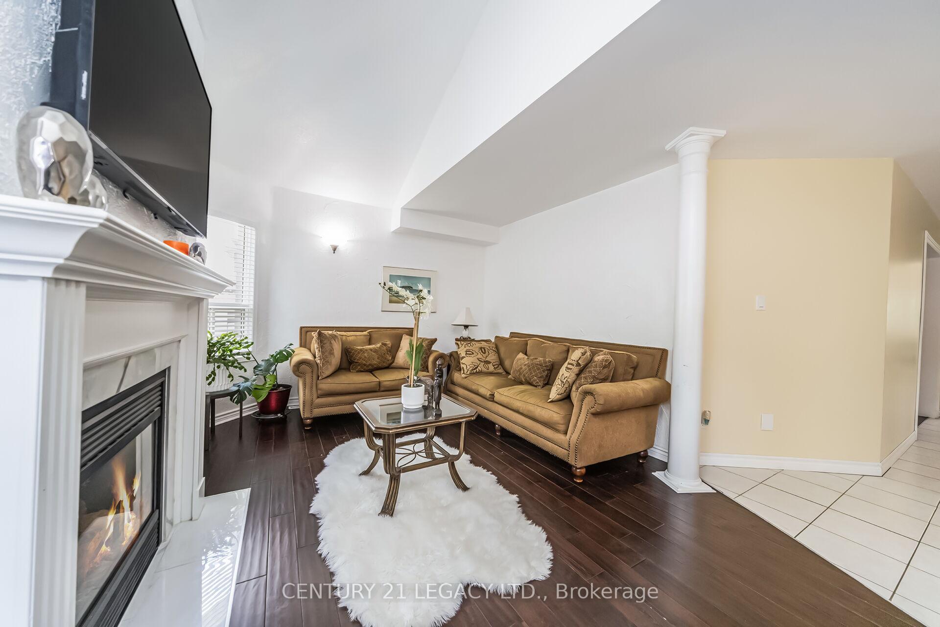 Photo 4 of 47 National Crescent, Brampton, Snelgrove — HOMEH