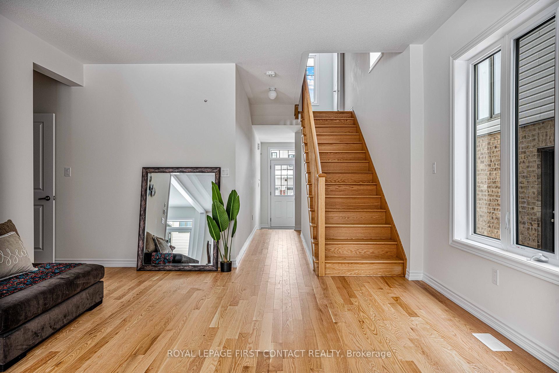 Photo 3 of 25 Durham Avenue, Barrie, Rural Barrie Southeast — HOMEH