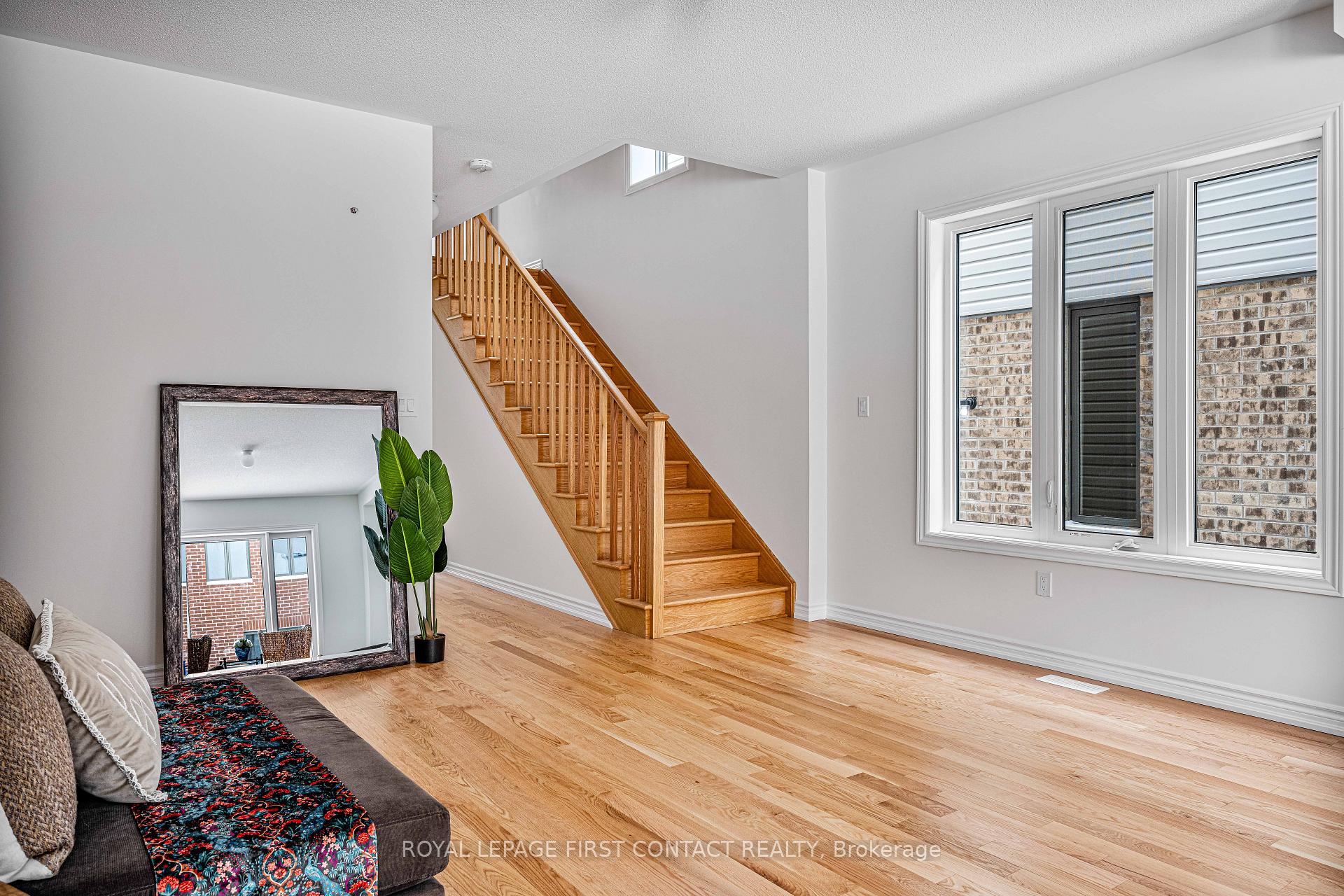 Photo 4 of 25 Durham Avenue, Barrie, Rural Barrie Southeast — HOMEH