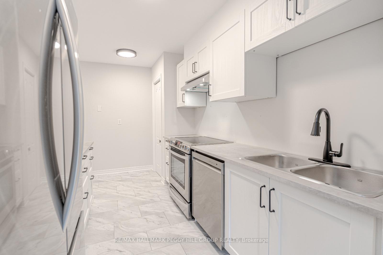 Photo 2 of 85 Burns Circle, Barrie, Letitia Heights — HOMEH
