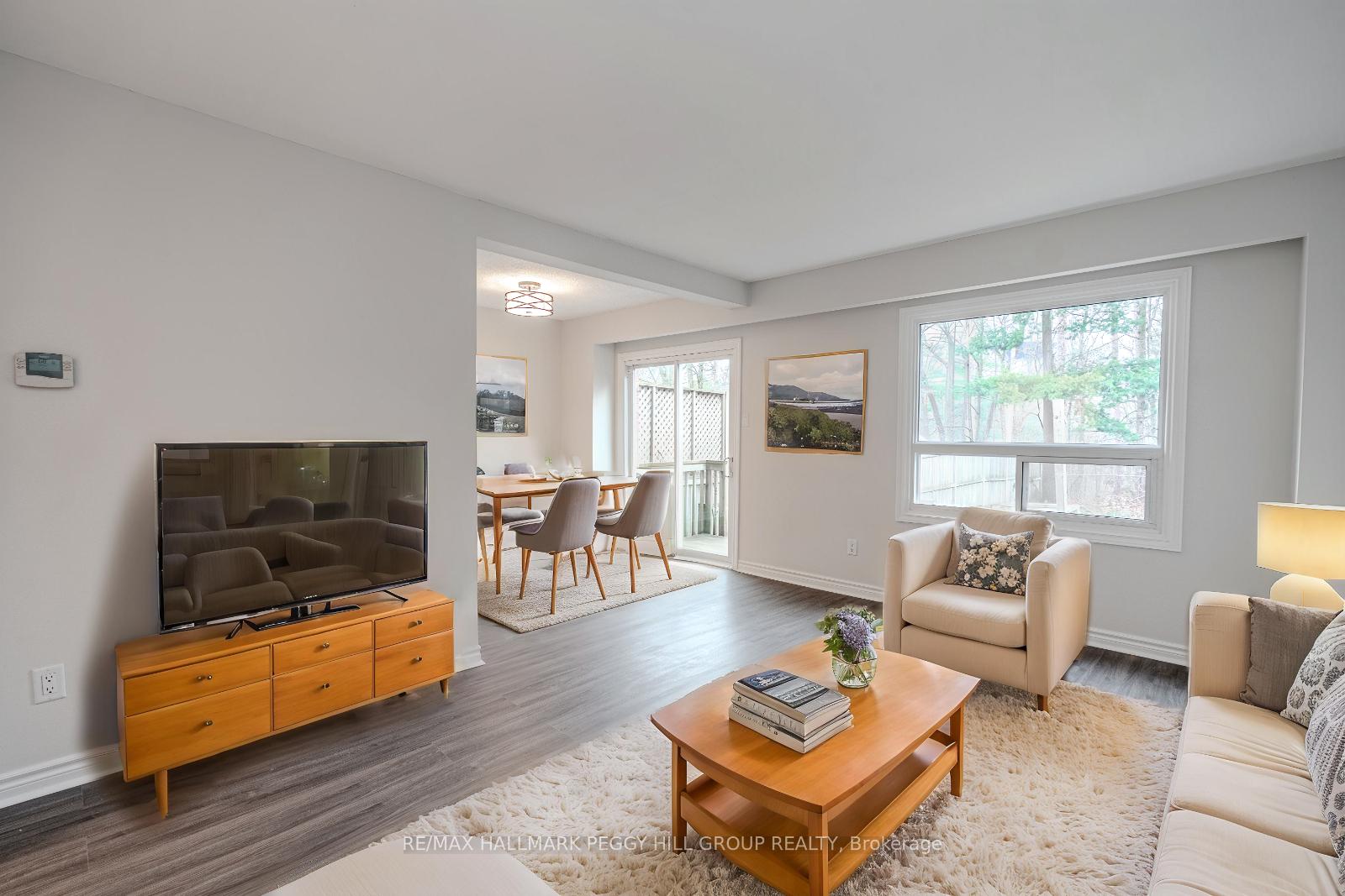 Photo 3 of 85 Burns Circle, Barrie, Letitia Heights — HOMEH