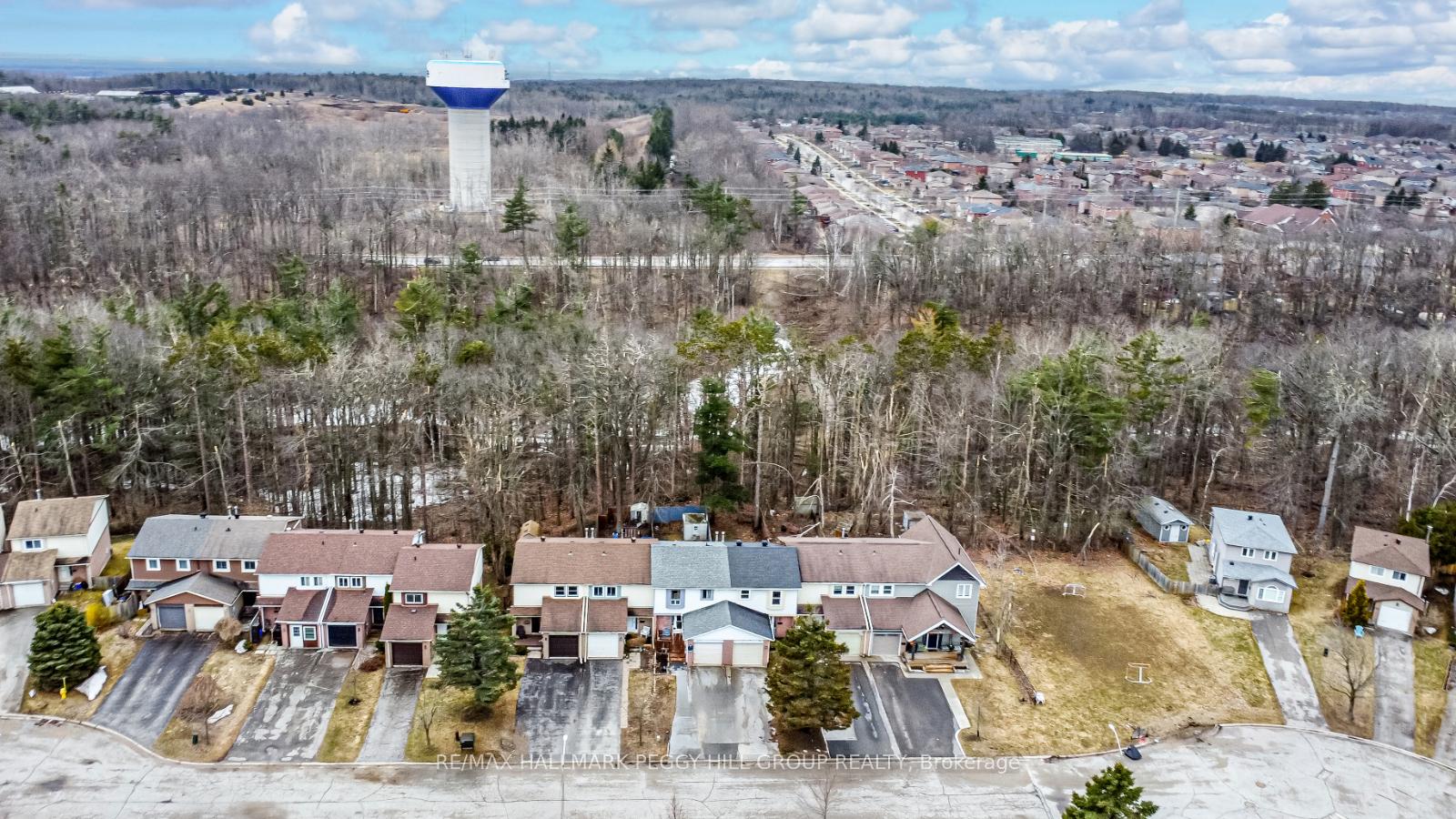 Photo 10 of 85 Burns Circle, Barrie, Letitia Heights — HOMEH