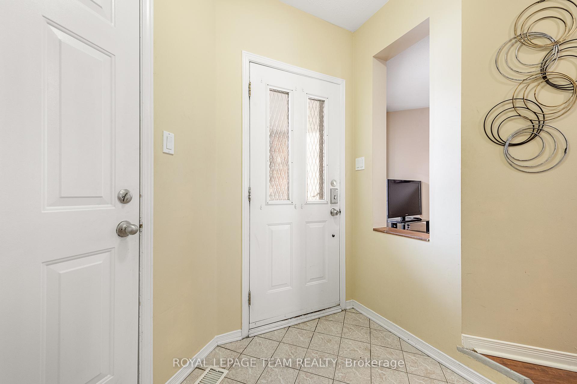 Photo 4 of 35 Wittingham Drive, Ottawa, Barrhaven East — HOMEH