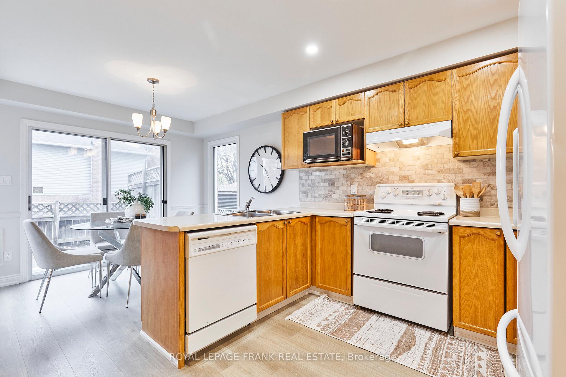 Photo 12 of 920 Royal Orchard Drive, Oshawa, Pinecrest — HOMEH