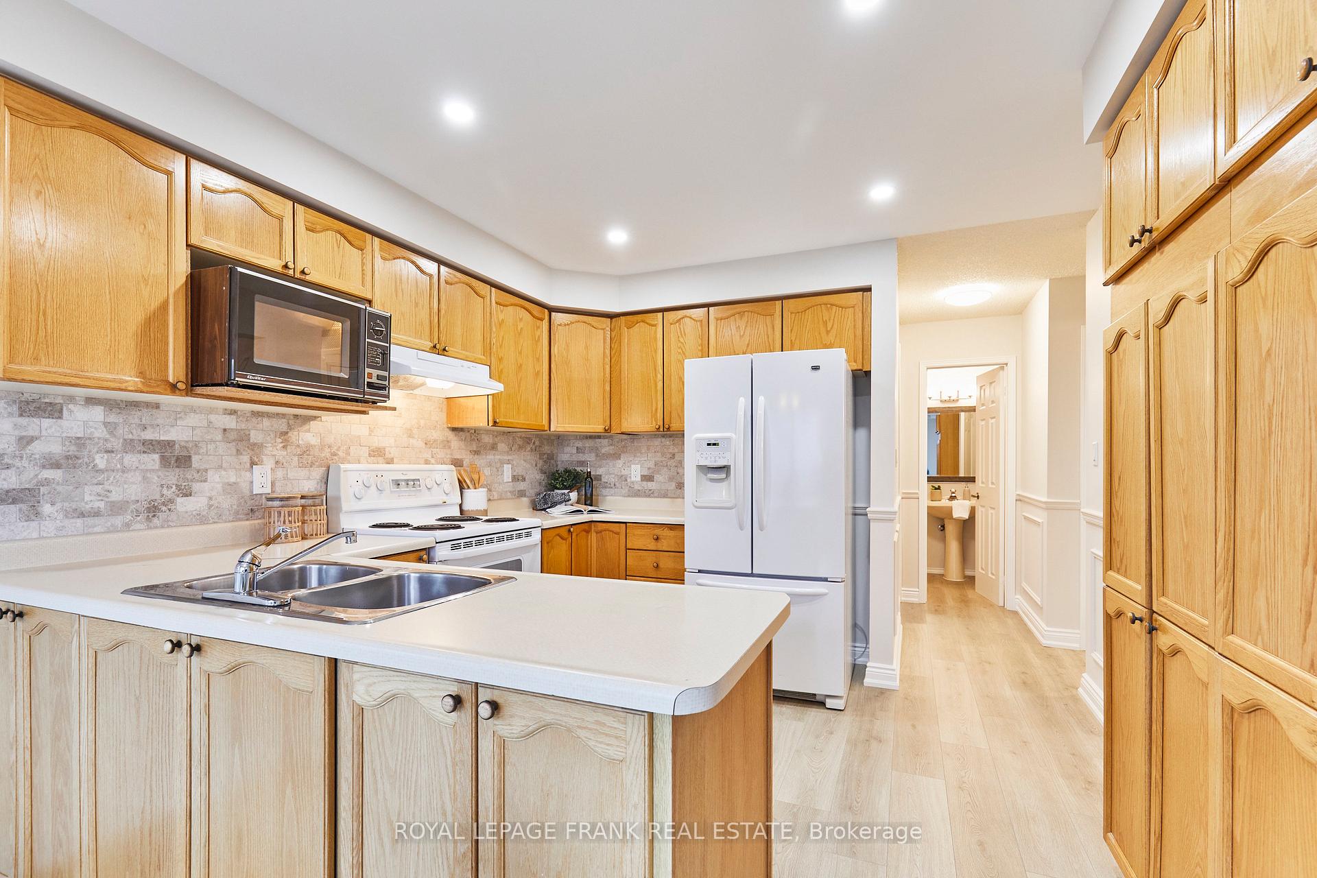 Photo 14 of 920 Royal Orchard Drive, Oshawa, Pinecrest — HOMEH
