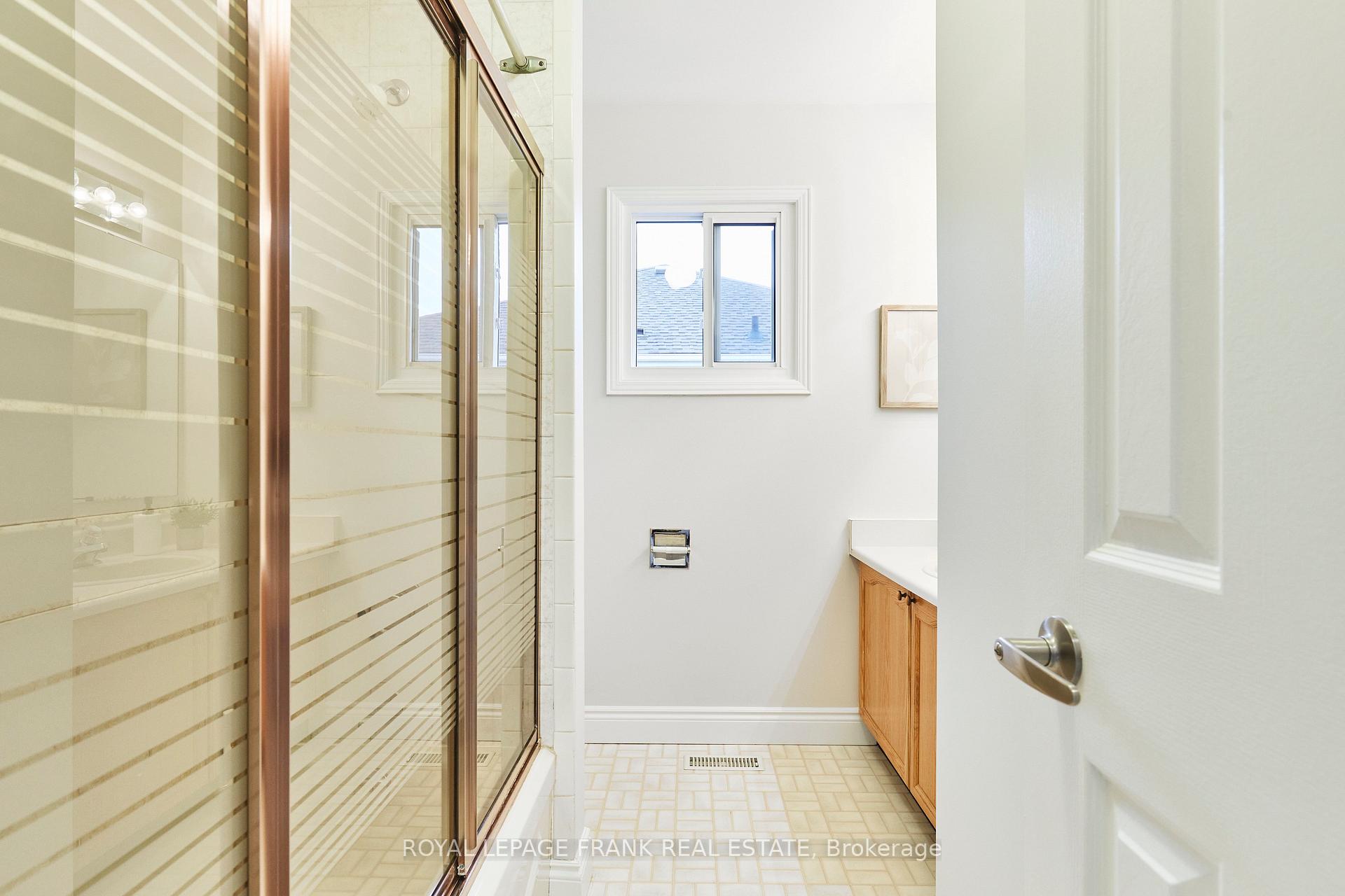 Photo 26 of 920 Royal Orchard Drive, Oshawa, Pinecrest — HOMEH