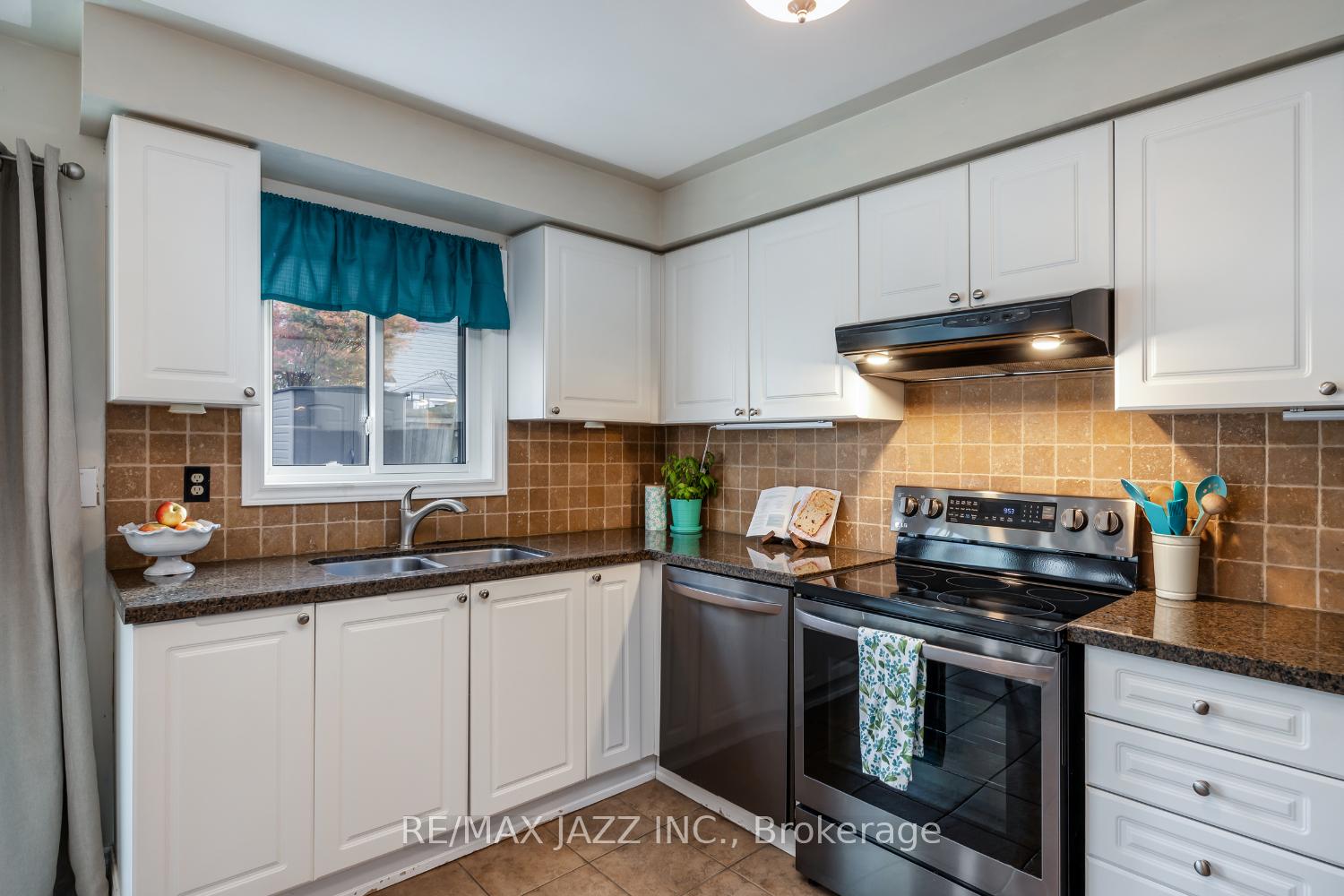 Photo 5 of 1384 Lyncroft Crescent, Oshawa, Taunton — HOMEH