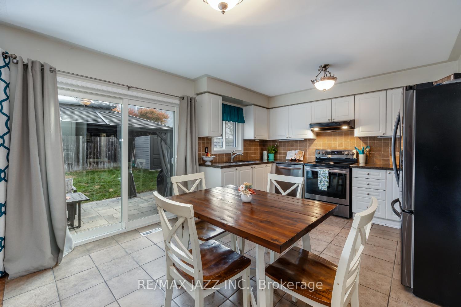Photo 6 of 1384 Lyncroft Crescent, Oshawa, Taunton — HOMEH