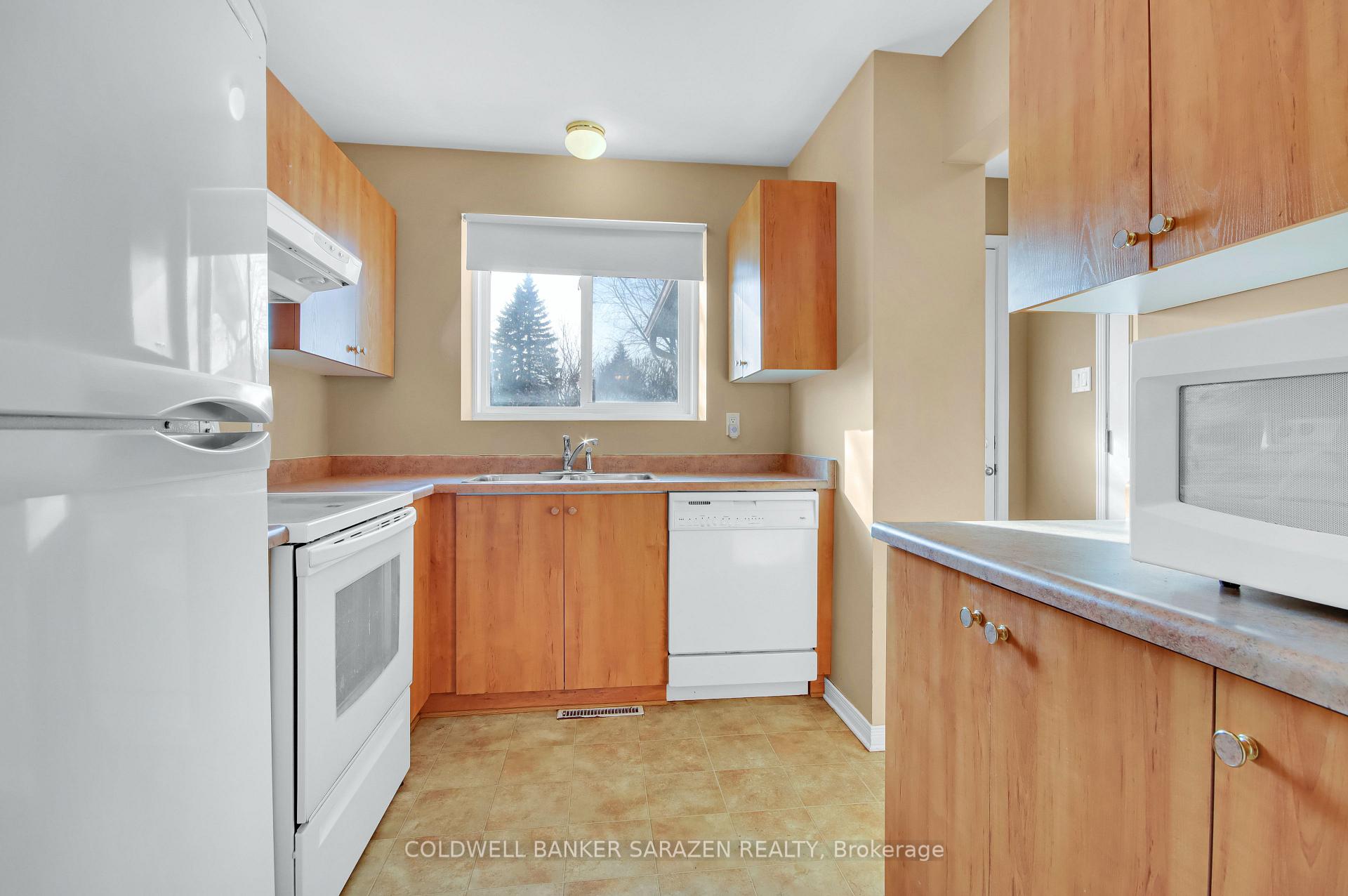 Photo 5 of 9 Airycot Circle, Ottawa, Barrhaven - Pheasant Run — HOMEH