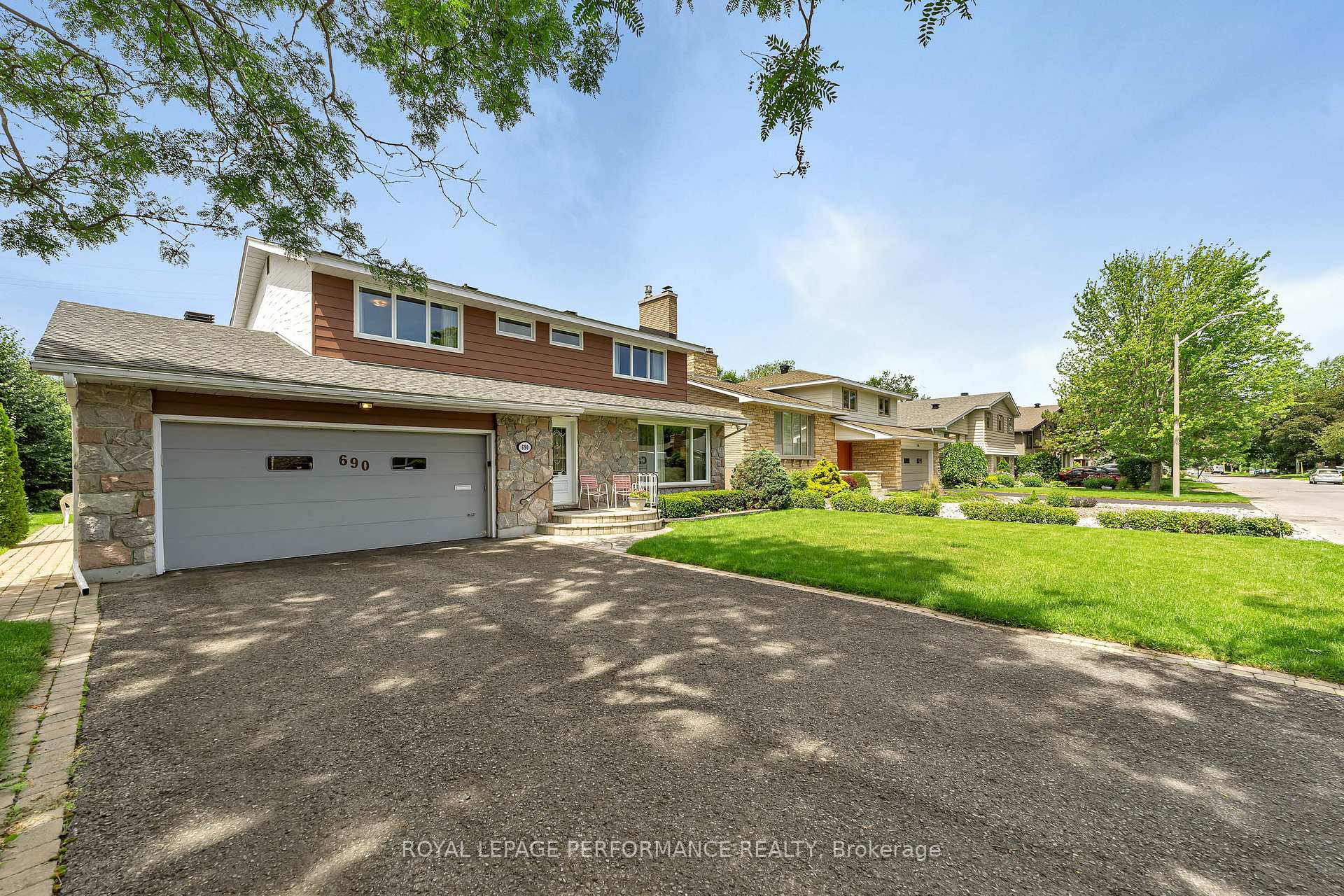 Photo 2 of 690 Golden Avenue, Ottawa, Laurentianview — HOMEH