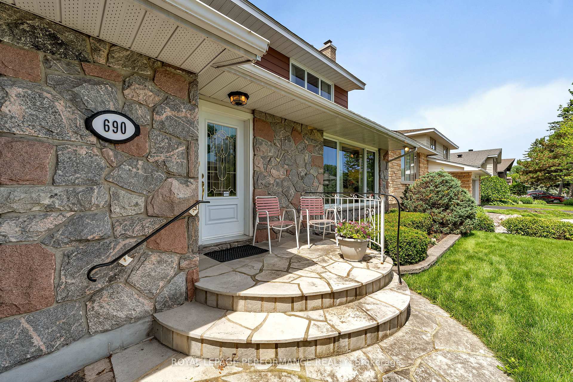 Photo 5 of 690 Golden Avenue, Ottawa, Laurentianview — HOMEH
